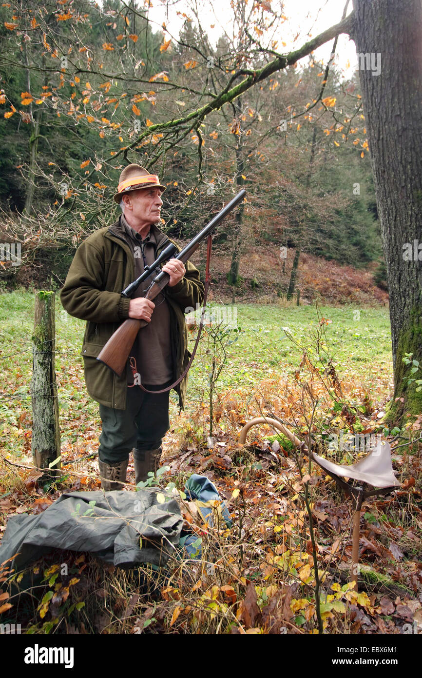 Hunter (shooter) esperando con el fusil en mano durante una batida,  Alemania Fotografía de stock - Alamy