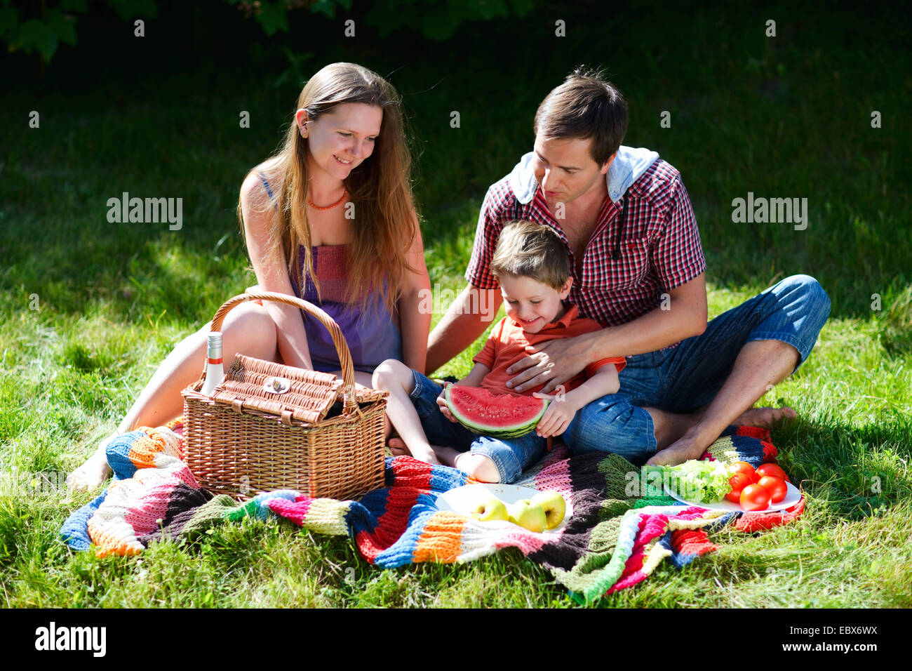 Familia Joven con picnic en verano día soleado Fotografía de stock - Alamy