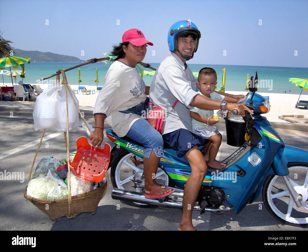 Familia tailandesa en motocicleta, Tailandia Foto de stock