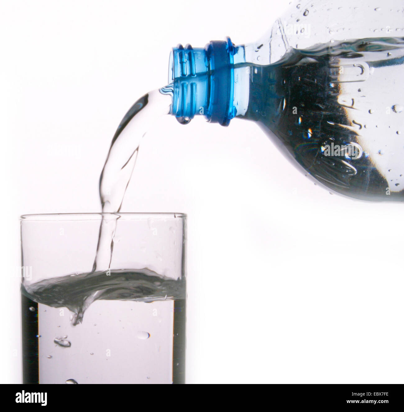 Botella de agua mineral con vidrio Foto de stock