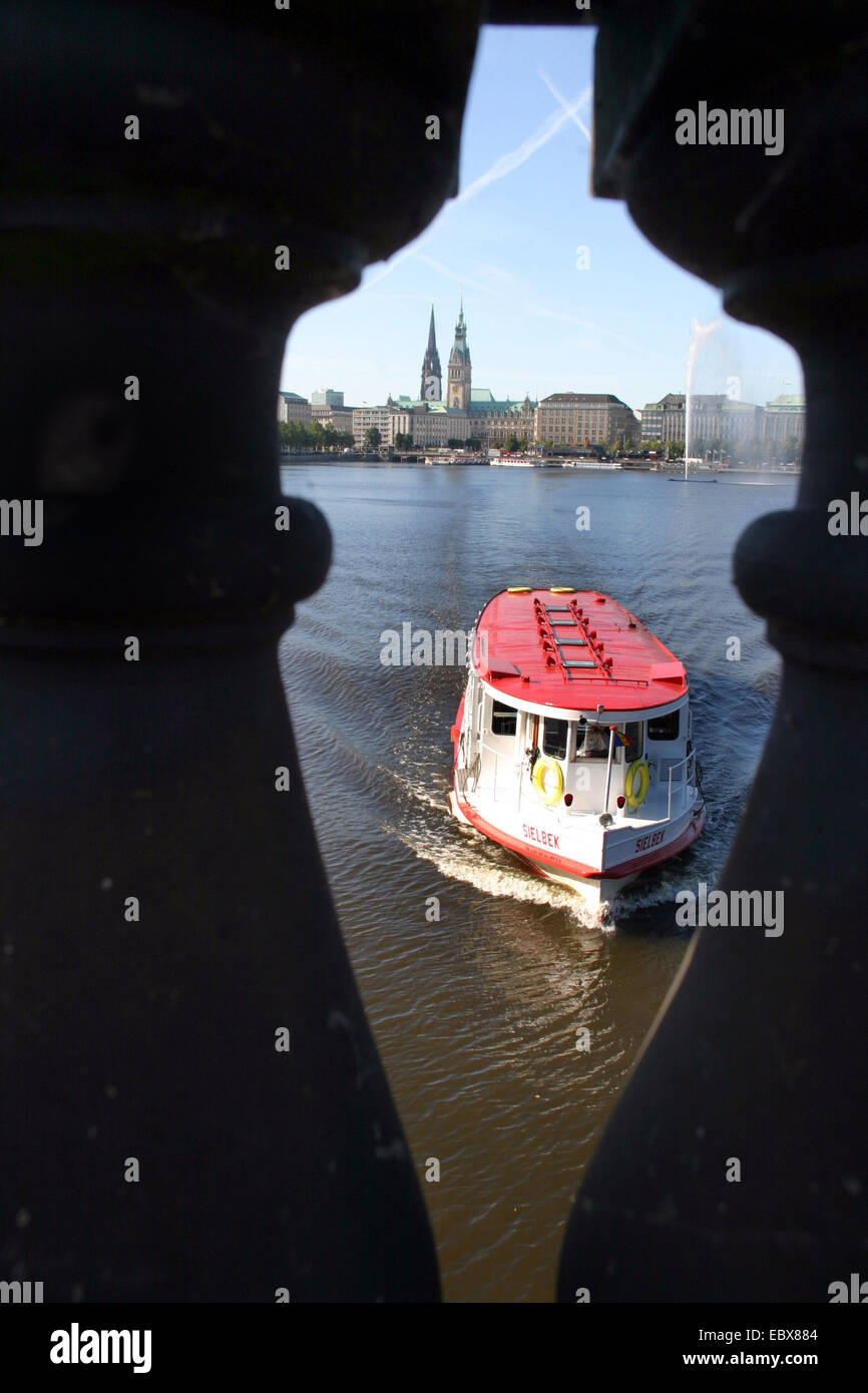 Vista sobre lago Binnenalster con barco de pasajeros a la ciudad de Hamburgo, Alemania, Foto de stock