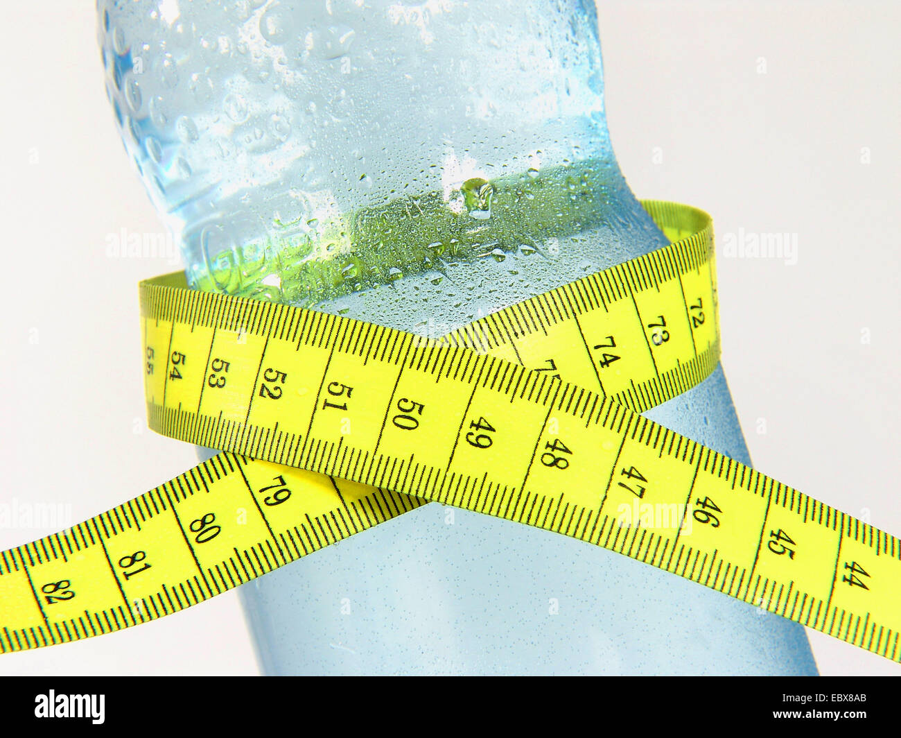 Botella de agua mineral con cinta métrica Foto de stock