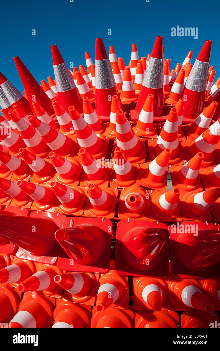 Un gran número de conos de tráfico de red para marcar el camino. Foto de stock