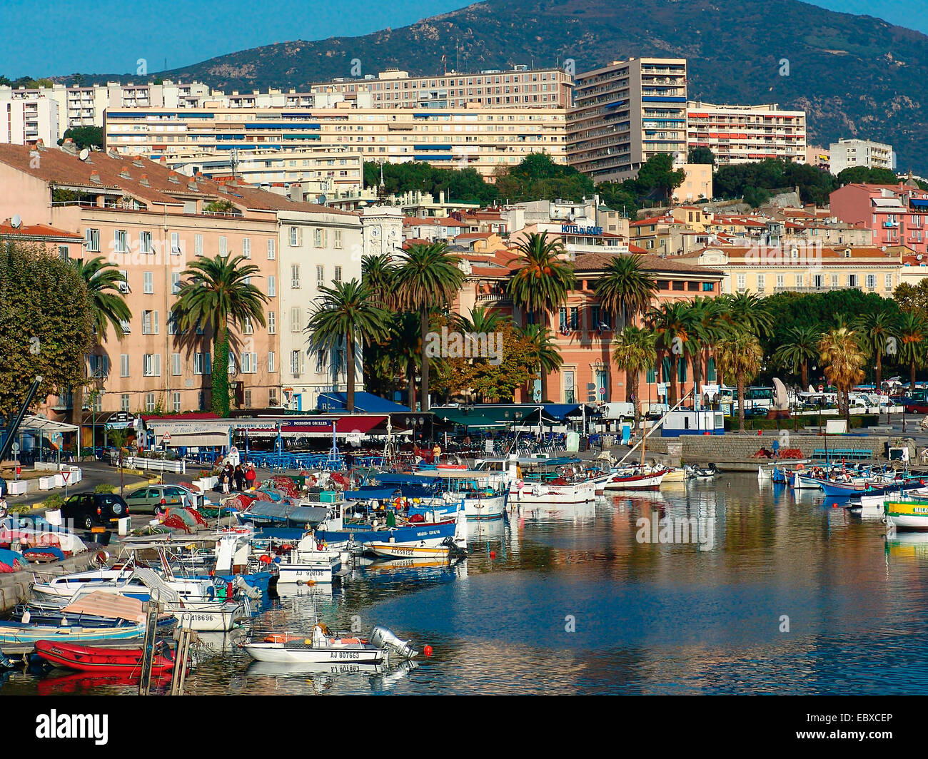 Vistas al puerto de Ajaccio, en la isla de Córcega, Francia, Córcega  Ajaccio Fotografía de stock - Alamy