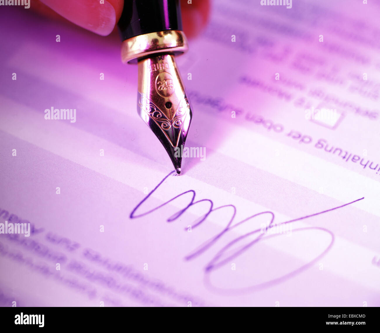 La firma de un contrato Fotografía de stock Alamy