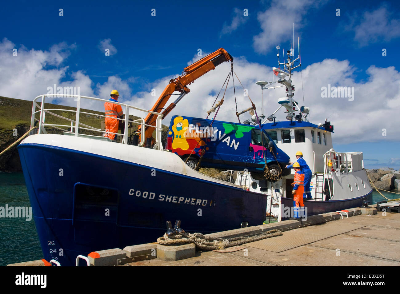 Cargando un ferry de coche fotografías e imágenes de alta resolución - Alamy
