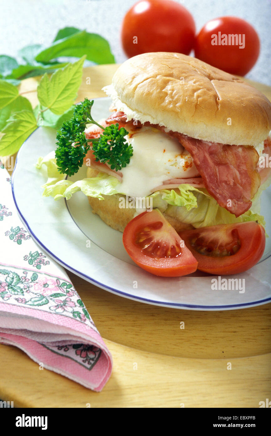 Sándwich con queso y bacon. Foto de stock