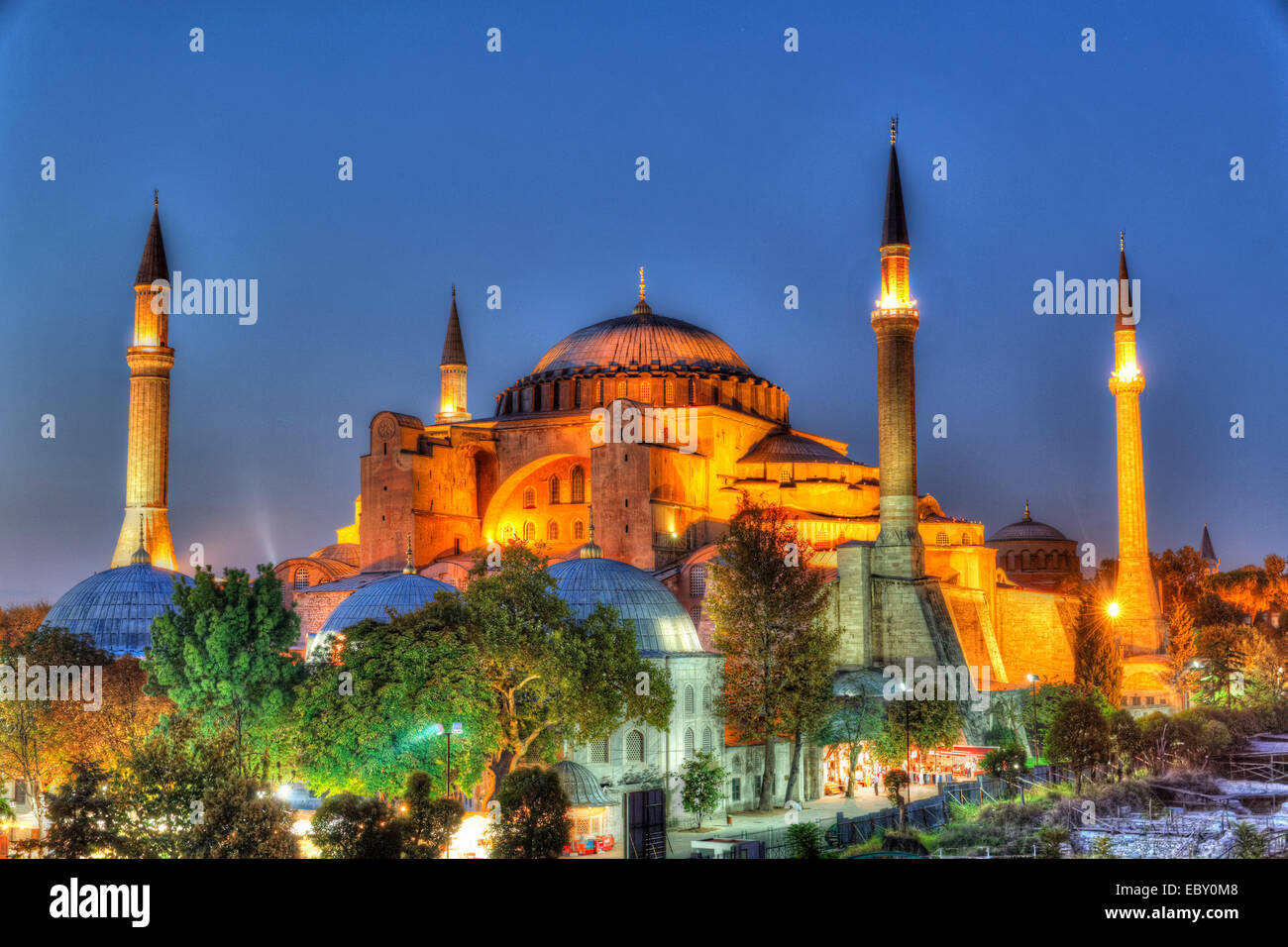 Hagia Sophia iluminado en la noche, Europa, Eminönü, Estambul, lado europeo, provincia de Estambul, Turquía, el lado europeo Foto de stock