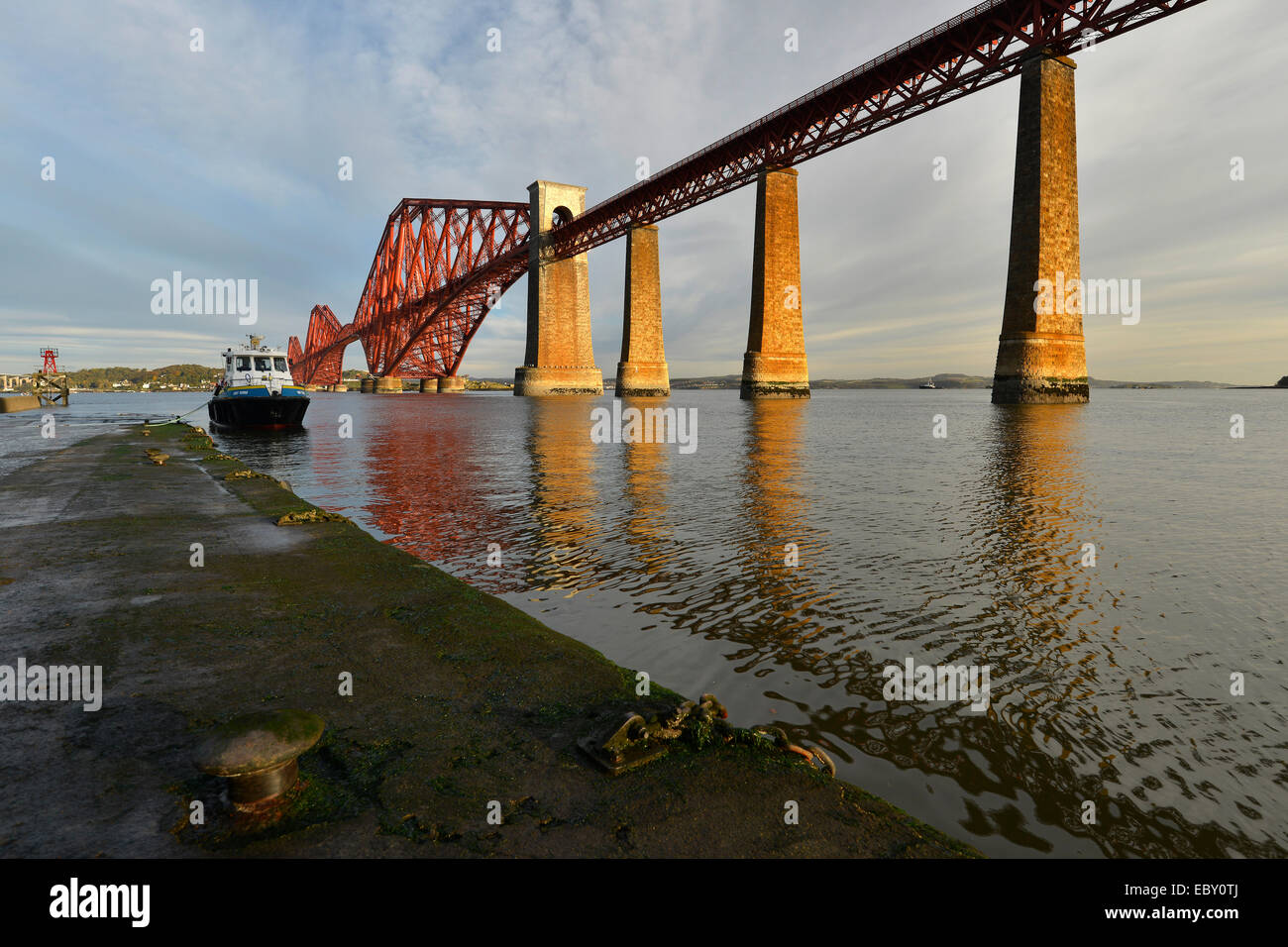 Embarcadero junto al puente Forth Railway Bridge Across Firth of Forth, Queensferry, Edimburgo, Escocia, Reino Unido Foto de stock