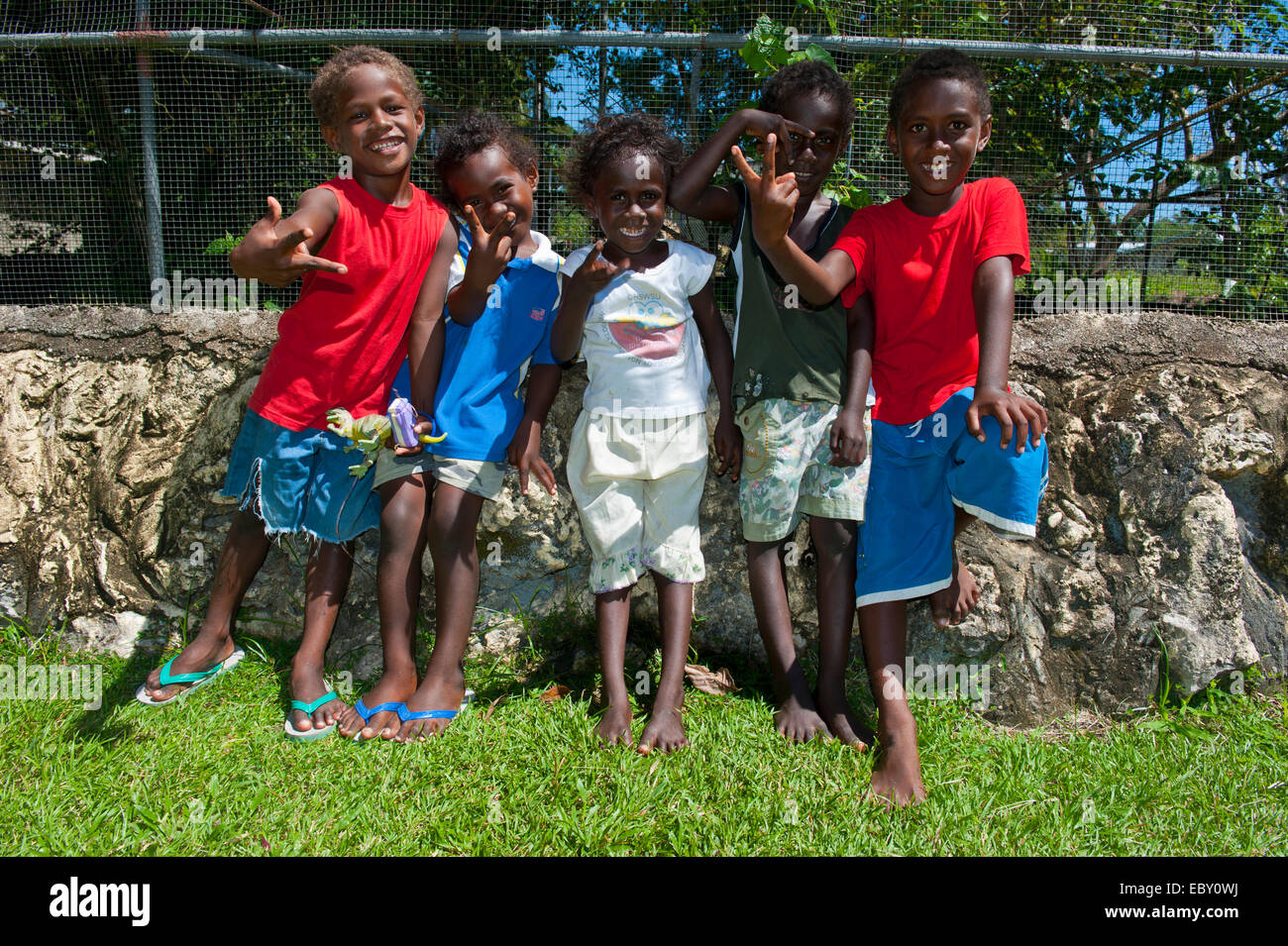 Grupo de niños locales, en Honiara, Islas Salomón Foto de stock