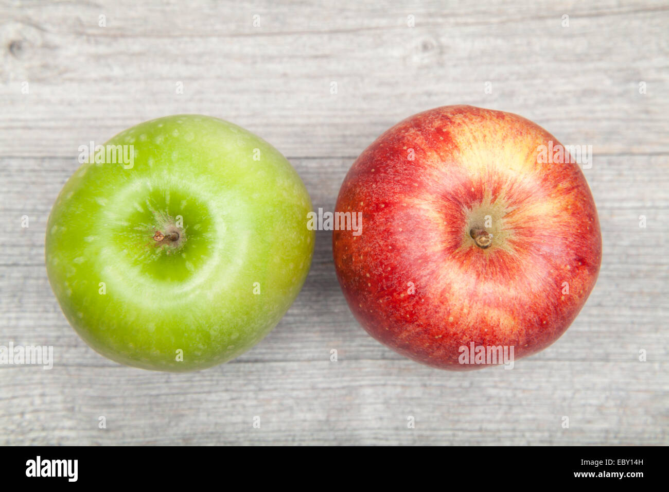 El rojo y el verde manzana sobre la mesa Foto de stock