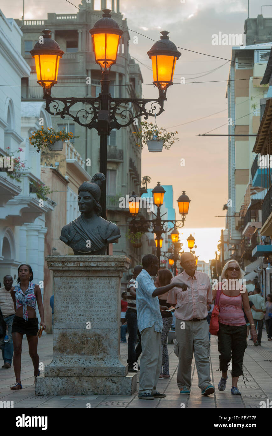 Dominikanische Republik, Santo Domingo, la Zona Colonial, la calle El Conde, Büste des Nicolás de Ovando y Cáceres an der Ende der Str Foto de stock