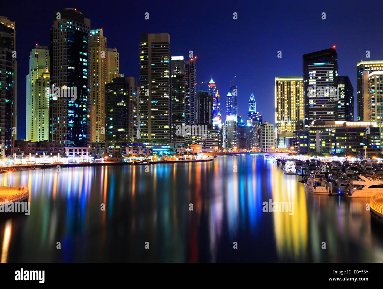 Dubai Marina por la noche. Reflexiones de rascacielos en el agua Foto de stock