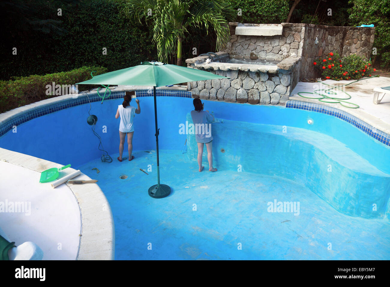 Las personas pintar una piscina de hormigón Fotografía de stock - Alamy