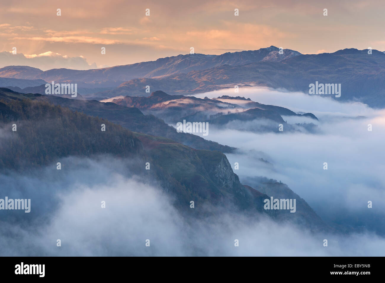 Montañas cubiertas de niebla al amanecer, Lake District, Cumbria, Inglaterra. Otoño (noviembre de 2014). Foto de stock