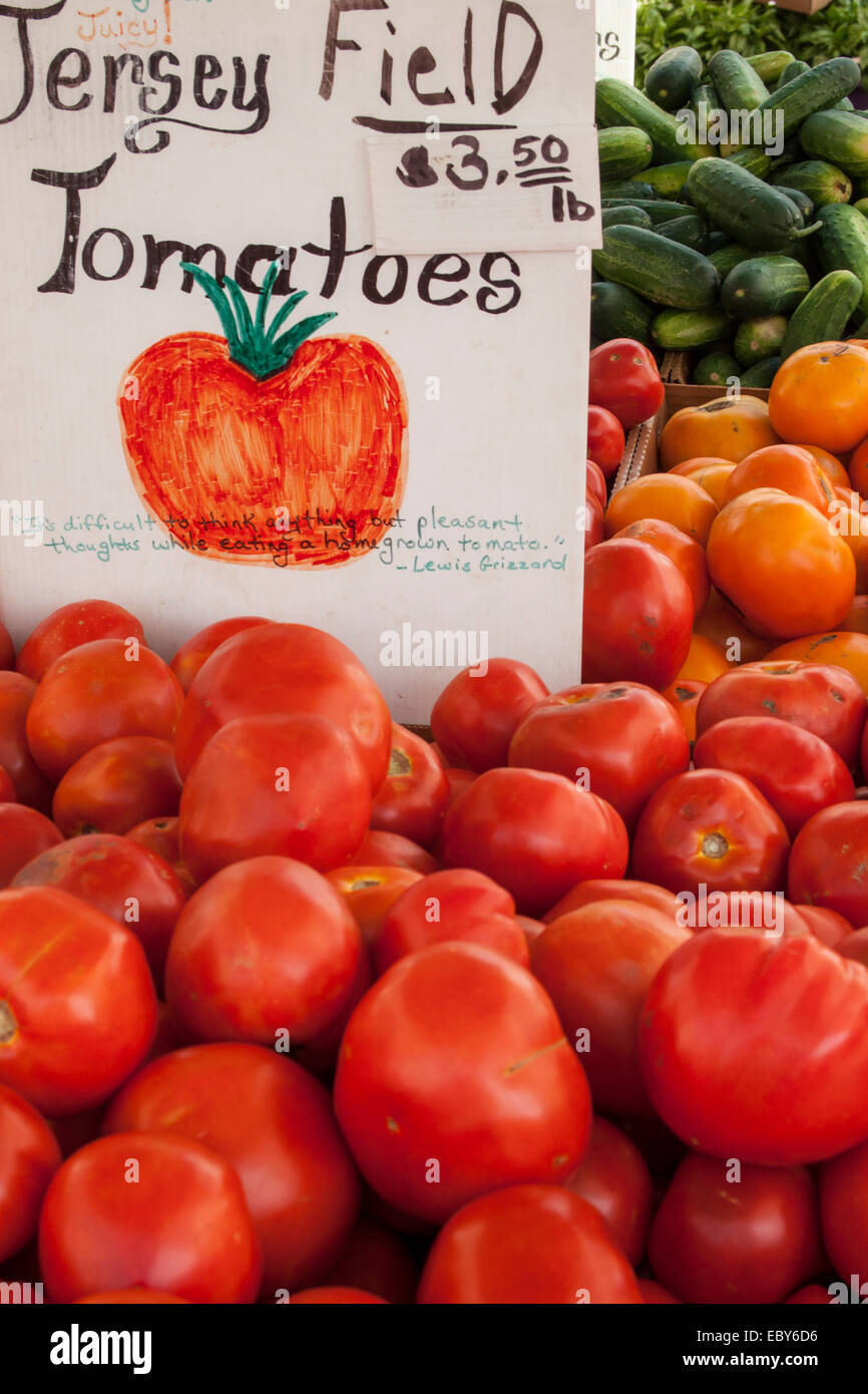 Los tomates cultivados en Nueva Jersey para la venta en Brooklyn's Grand Army Plaza farmers' market, apilados delante de una señal verifing su nueva Foto de stock
