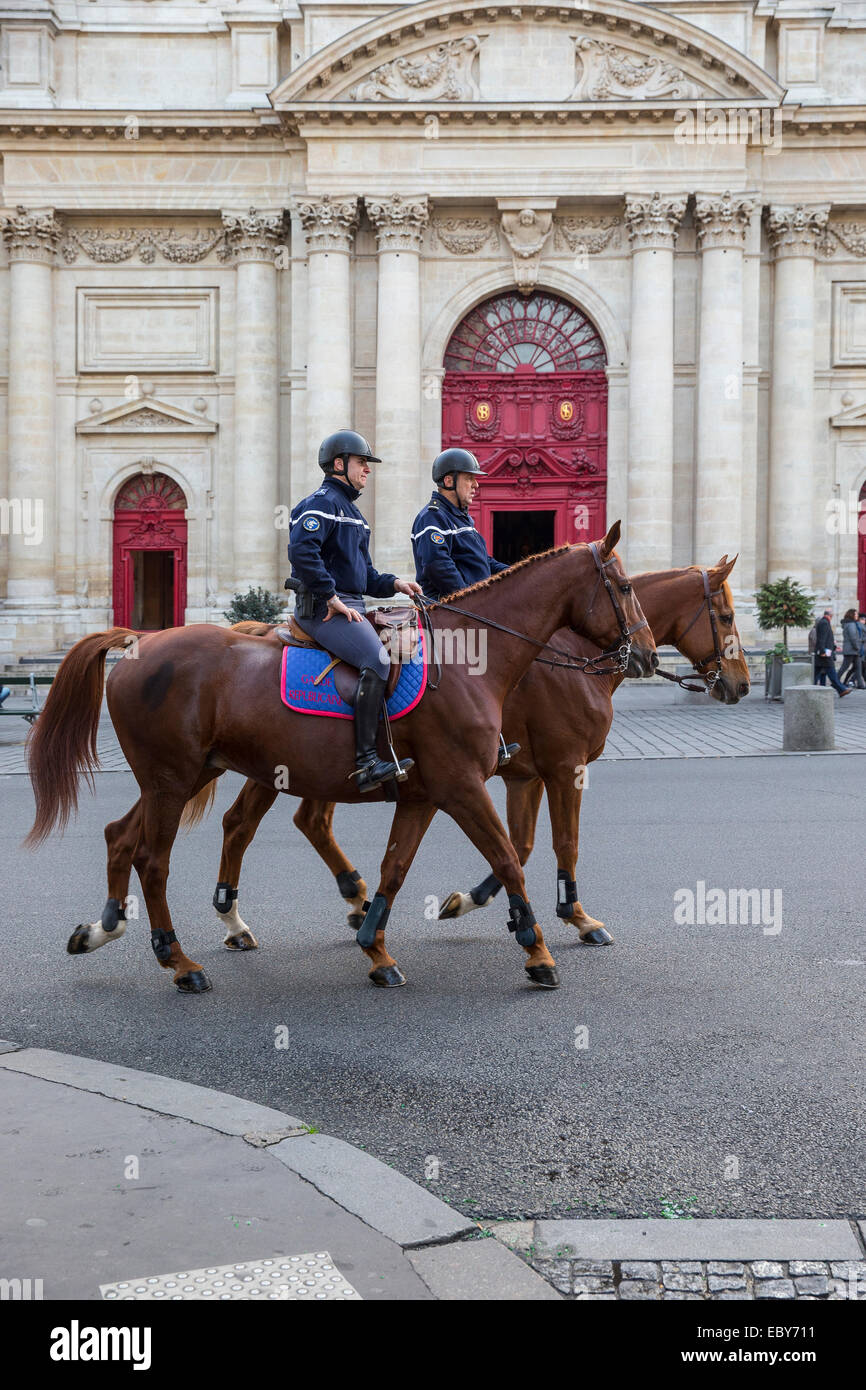 Dos policías montados a caballo de la calle París Francia Foto de stock