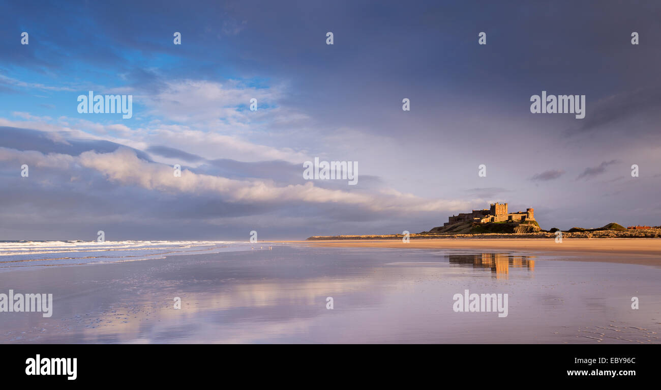 Bamburgh Castle y hermosas playas desiertas, Northumberland, Inglaterra. Invierno (marzo de 2014). Foto de stock