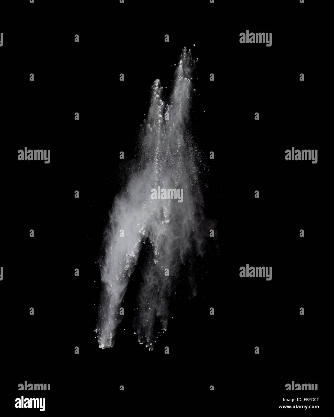 Congelar el movimiento de explosión de polvo coloreado aislado sobre fondo negro Foto de stock