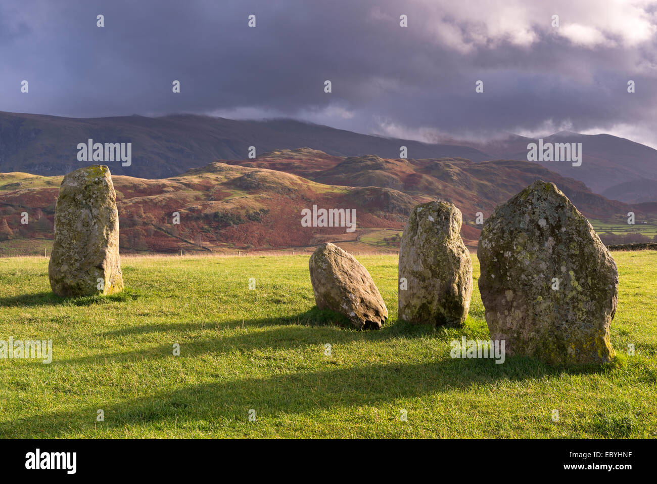 Standing Stones megalíticos formando parte de Castlerigg Stone Circle, Lake District, Cumbria, Inglaterra. Otoño (noviembre de 2014). Foto de stock