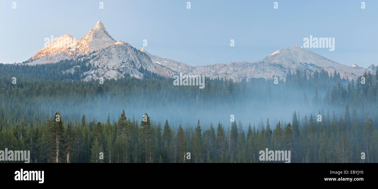 Unicorn Peak Mountain anteriormente cubiertas de niebla bosque de pinos, el Parque Nacional Yosemite, California, USA. Otoño (octubre de 2014). Foto de stock