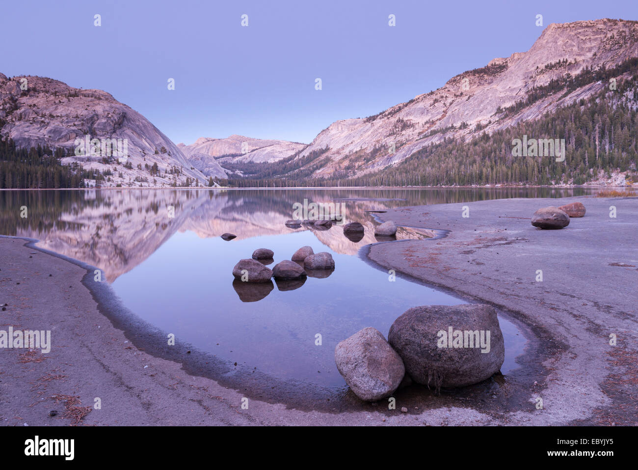 Twilight en lago de Tenaya, Parque Nacional Yosemite, California, USA. Otoño (octubre de 2013). Foto de stock