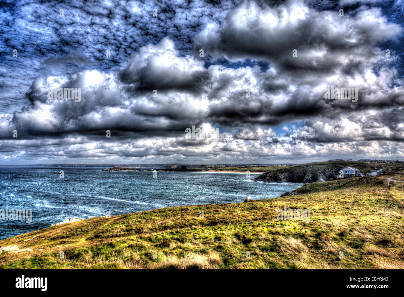 Cloudscape costa de Newquay Cornwall Inglaterra como pintar en HDR Foto de stock