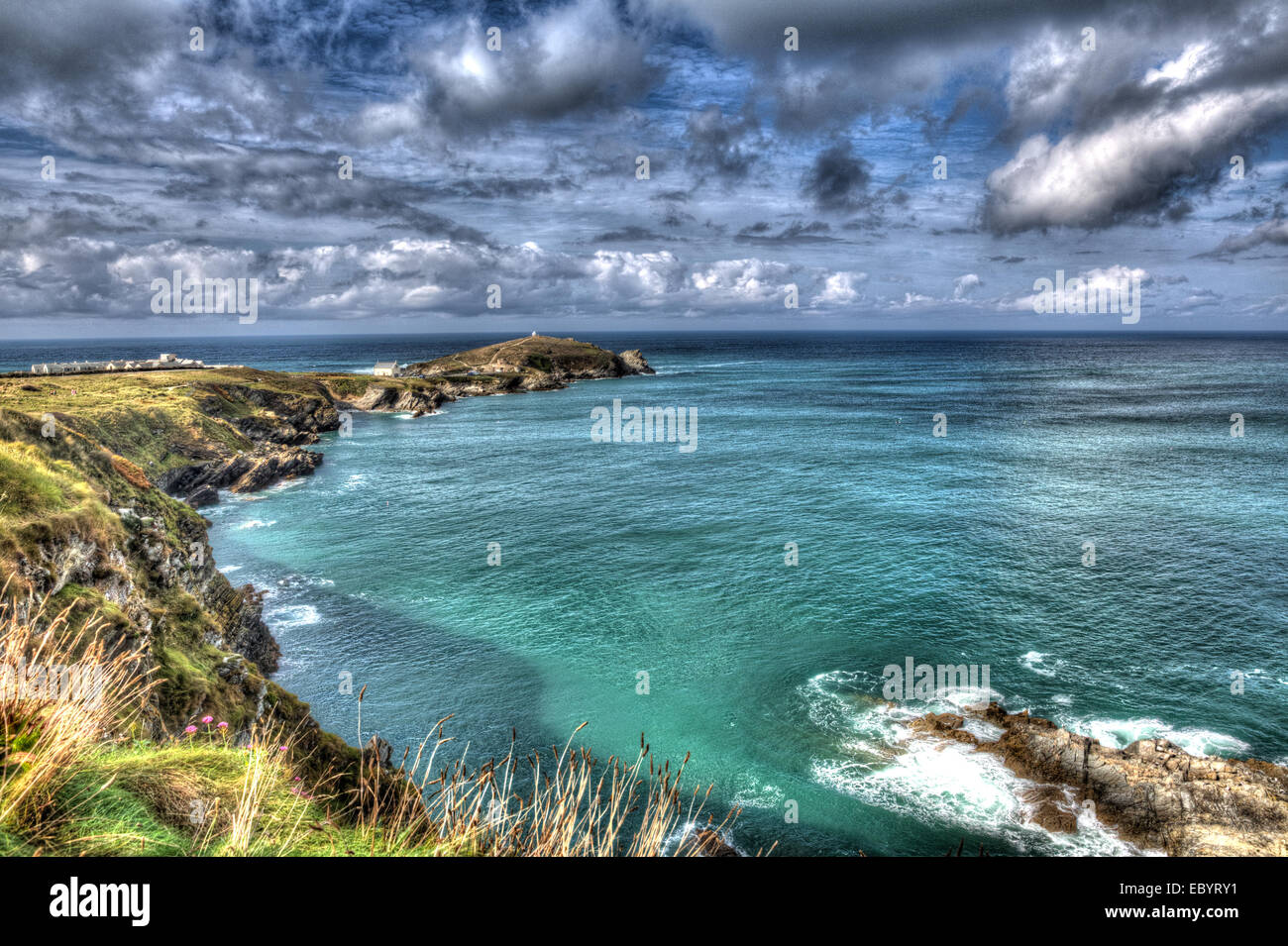 La cabecera de la costa de Newquay Cornwall Inglaterra como pintar en HDR con cloudscape Foto de stock