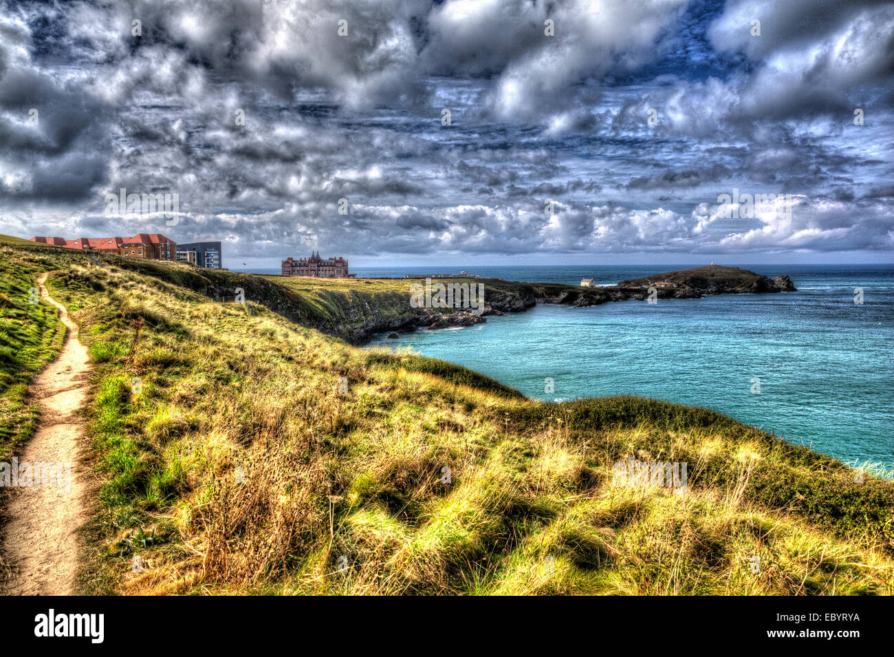 La costa de Newquay Cornwall Inglaterra como pintar en HDR con cloudscape Foto de stock