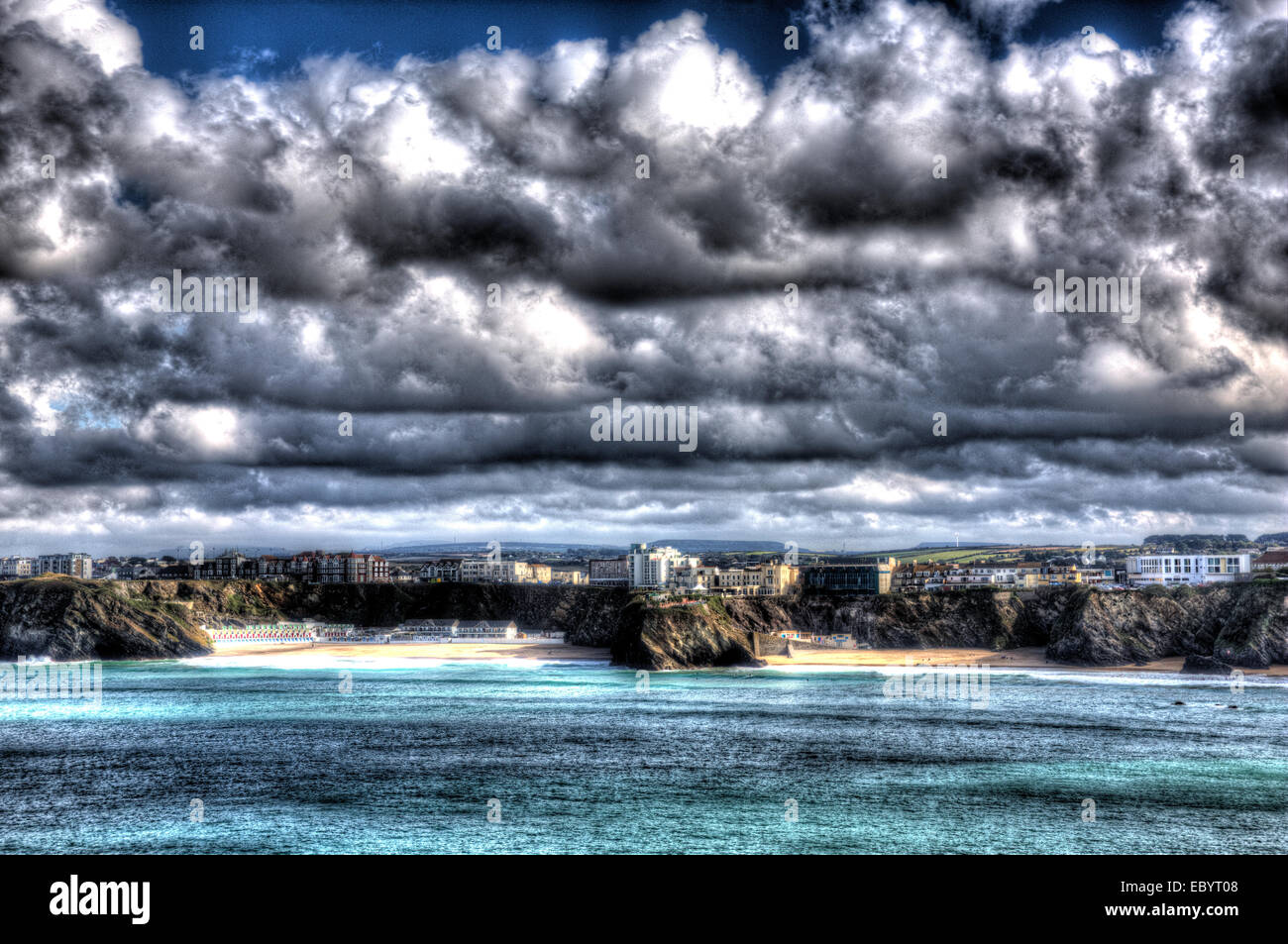 La costa de Newquay Cornwall Inglaterra Tolcarne y Great Western playas como pintura en HDR cloudscape Foto de stock