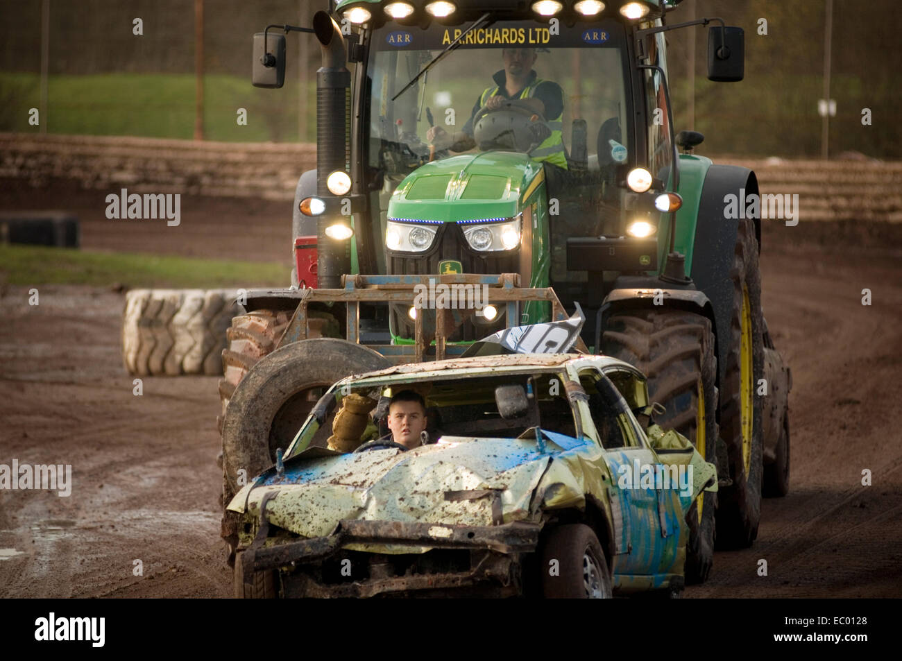 Gran tractor verde tractores John Deere borrado de coche coches en derby de  demolición derbis destrucción Banger Racing carreras carrera vía t  Fotografía de stock - Alamy