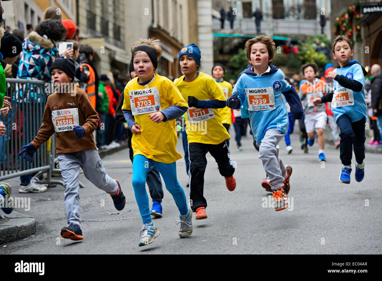 Ginebra, Suiza. 06 Dec, 2014. Un nuevo récord, con más de 36 000 los arrancadores se fijó en este año la 37ª edición del recorrido Curso de l'Escalade, Ginebra el mayor evento deportivo anual. La carrera se celebra cada mes de diciembre en las estrechas callejuelas del casco antiguo de la ciudad como parte de Ginebra Escalade fiestas, que celebra la derrota del ataque por sorpresa por las tropas del duque de Saboya en 1602. El evento atrae a corredores de élite y recreativas, sino también una gran multitud de entusiastas jóvenes y niños. Por primera vez, la mitad de los participantes eran mujeres en 2014. © GFC Colección/Alamy vivir nuevas Foto de stock