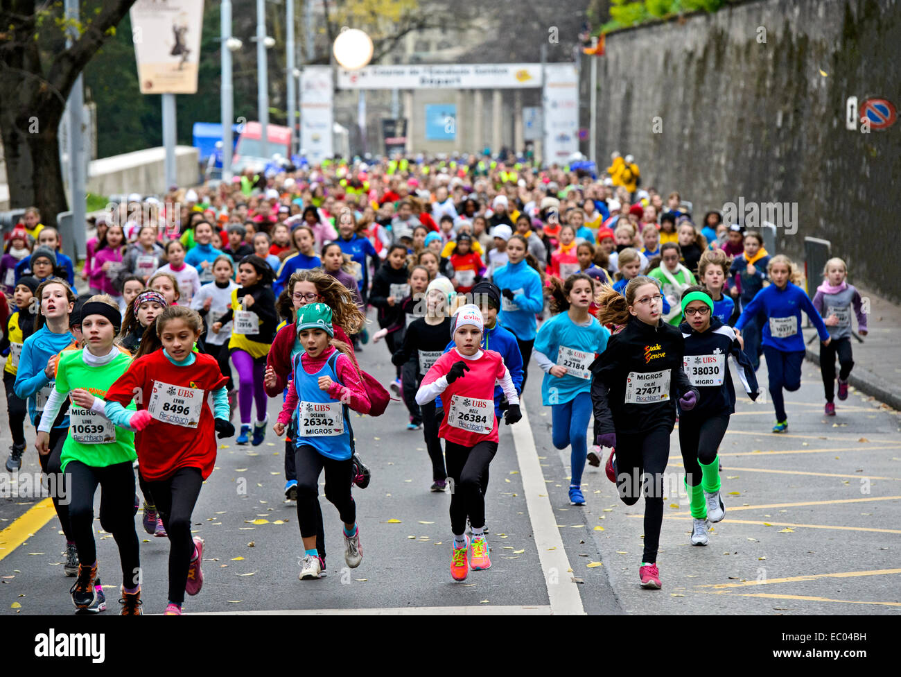 Ginebra, Suiza. 06 Dec, 2014. Un nuevo récord, con más de 36 000 los arrancadores se fijó en este año la 37ª edición del recorrido Curso de l'Escalade, Ginebra el mayor evento deportivo anual. La carrera se celebra cada mes de diciembre en las estrechas callejuelas del casco antiguo de la ciudad como parte de Ginebra Escalade fiestas, que celebra la derrota del ataque por sorpresa por las tropas del duque de Saboya en 1602. El evento atrae a corredores de élite y recreativas, sino también una gran multitud de entusiastas jóvenes y niños. Por primera vez, la mitad de los participantes eran mujeres en 2014. © GFC Colección/Alamy vivir nuevas Foto de stock