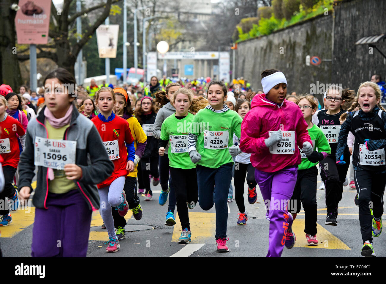 Ginebra, Suiza. 06 Dec, 2014. Un nuevo récord, con más de 36 000 los arrancadores se fijó en este año la 37ª edición del recorrido Curso de l'Escalade, Ginebra el mayor evento deportivo anual. La carrera se celebra cada mes de diciembre en las estrechas callejuelas del casco antiguo de la ciudad como parte de Ginebra Escalade fiestas, que celebra la derrota del ataque por sorpresa por las tropas del duque de Saboya en 1602. El evento atrae a corredores de élite y recreativas, sino también una gran multitud de entusiastas jóvenes y niños. Por primera vez, la mitad de los participantes eran mujeres en 2014. © GFC Colección/Alamy vivir nuevas Foto de stock