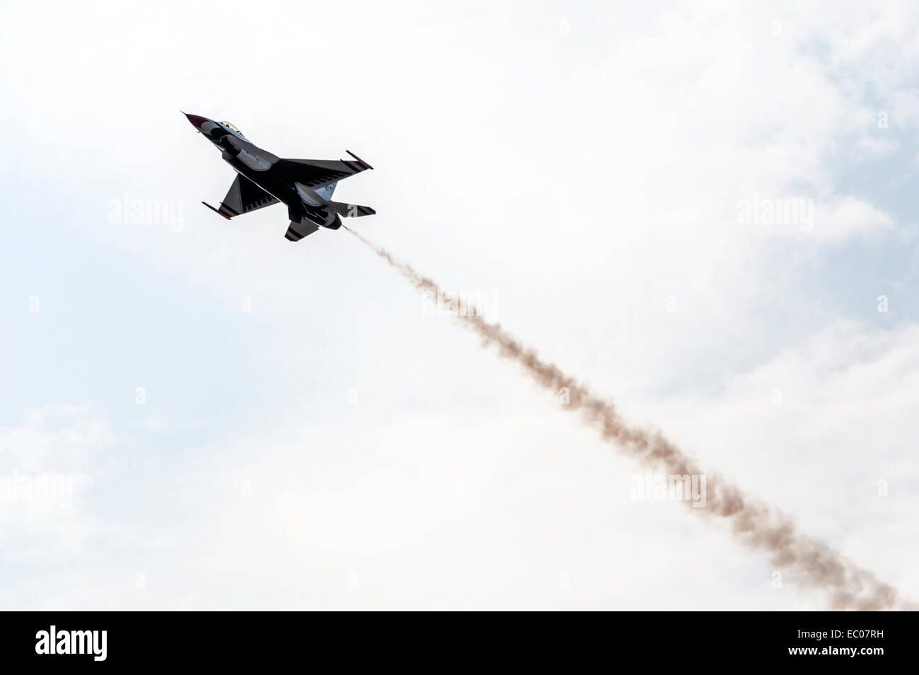 Los aviones de combate modernos se está mostrando en el cielo nublado. Foto de stock