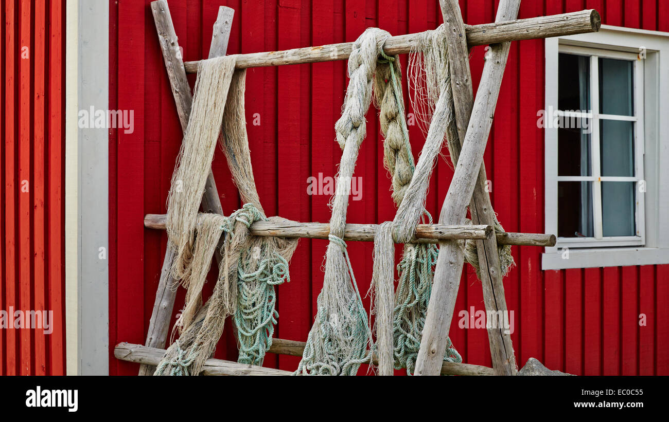 Redes de Pesca en azul y verde colgando de la valla o porche rojo, fishnets cuidadosamente elegidos, el especial de pelo fishnets, en el BAC Foto de stock