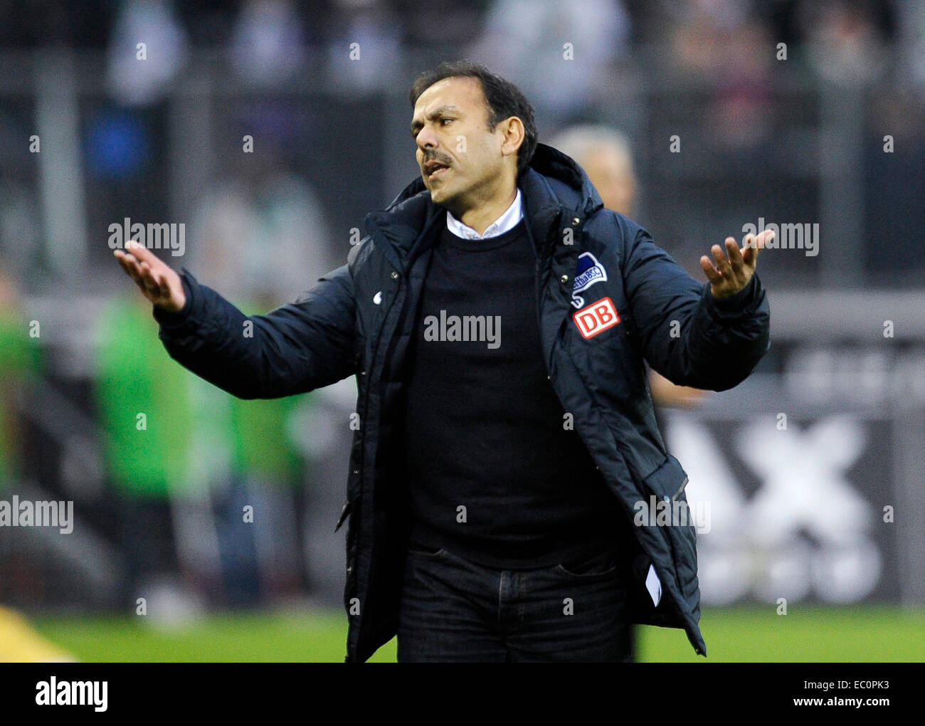 Moenchengladbach, Alemania. 6 de diciembre de 2014. 1. Fussball-Bundesliga, la liga alemana de fútbol 2014/2015 jornada 14, Borussia Moenchengladbach, (Mšnchengladbach Gladbach) vs Hertha BSC Berlin ---Berlin manager Jos Luhukay enttŠuscht © kolvenbach/Alamy Live News Foto de stock