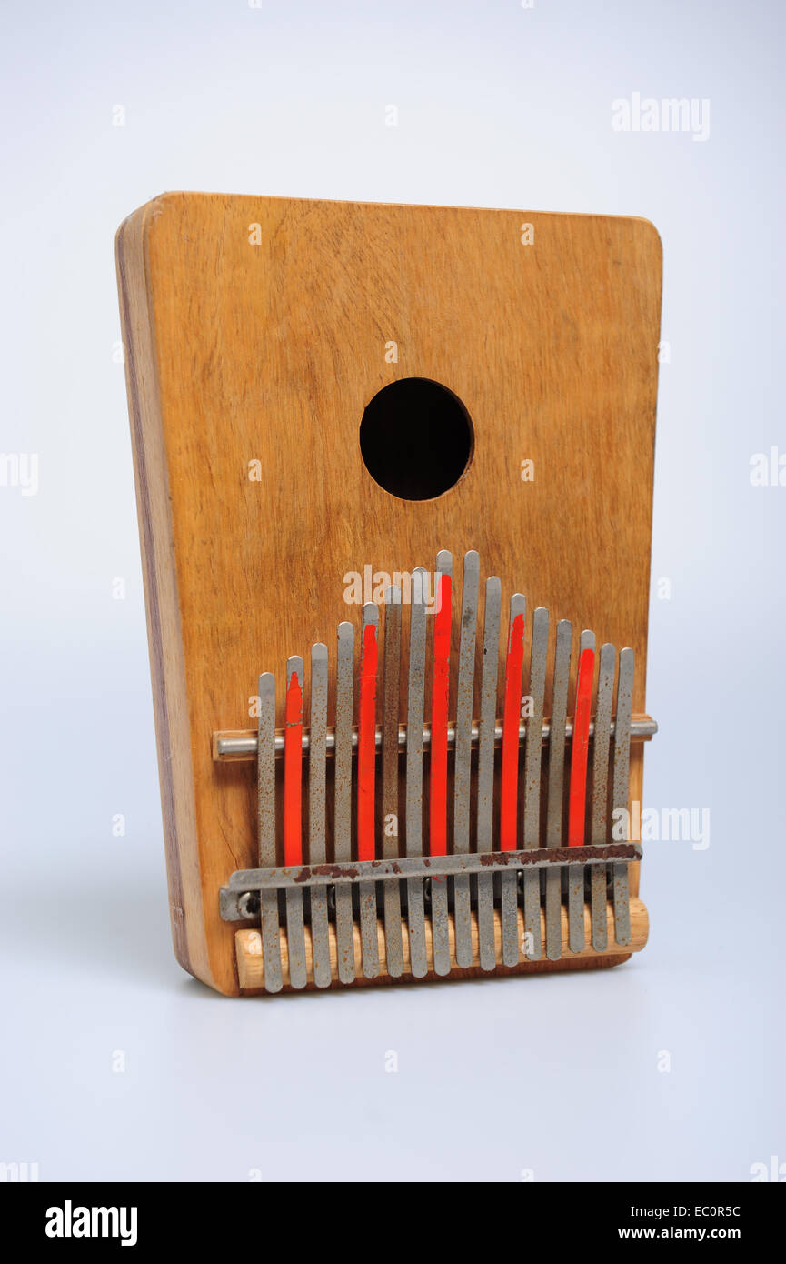 Los instrumentos musicales Música Kalimba Mriba Sanza o una caja de música  africana con púas metálicas Fotografía de stock - Alamy