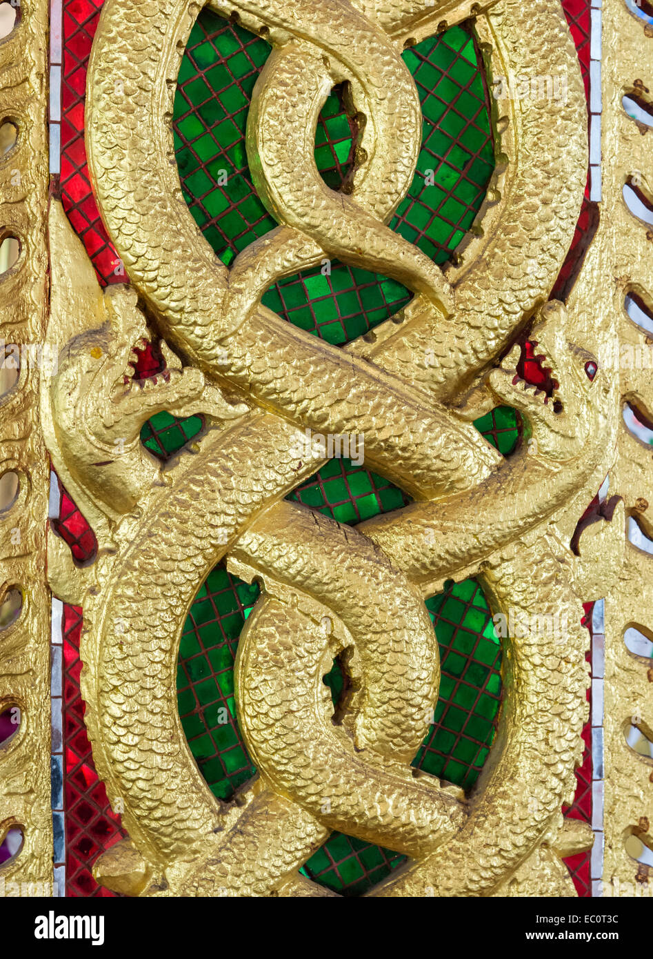 Dragón dorado tallado en estilo tradicional tailandés, Thai temple del público. Foto de stock
