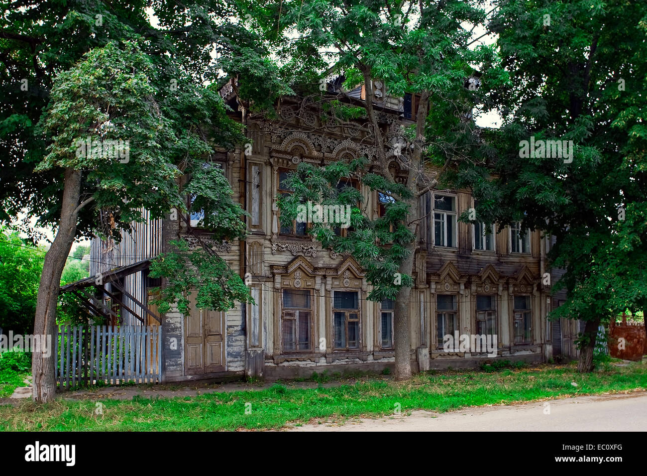 La casa es de madera tallada, viejo. Kozmodemyansk. Foto de stock