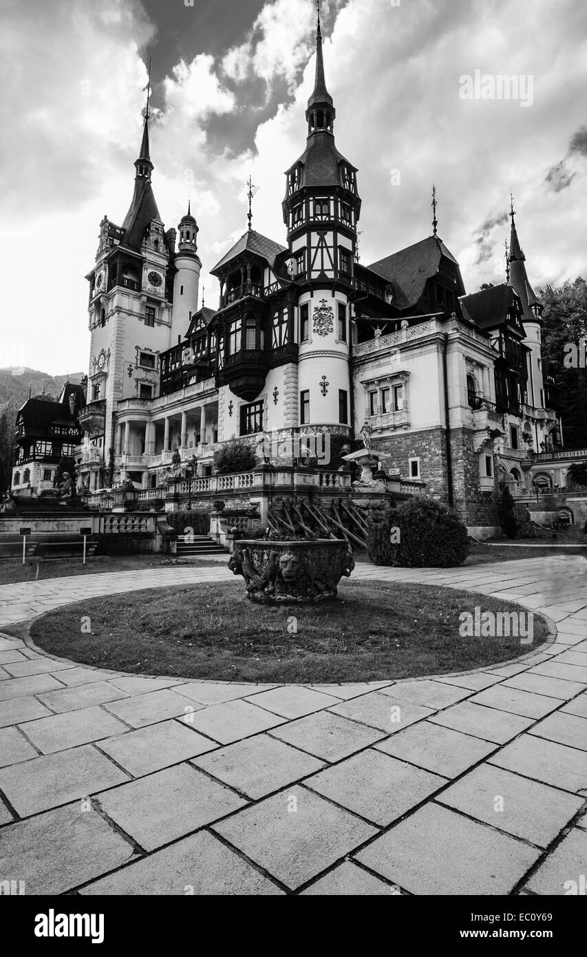 Castillo de Peles es un castillo de estilo neo-renacentista situado en un entorno idílico, en las montañas de los Cárpatos, en Sinaia, Condado de Prahova, Ro Foto de stock