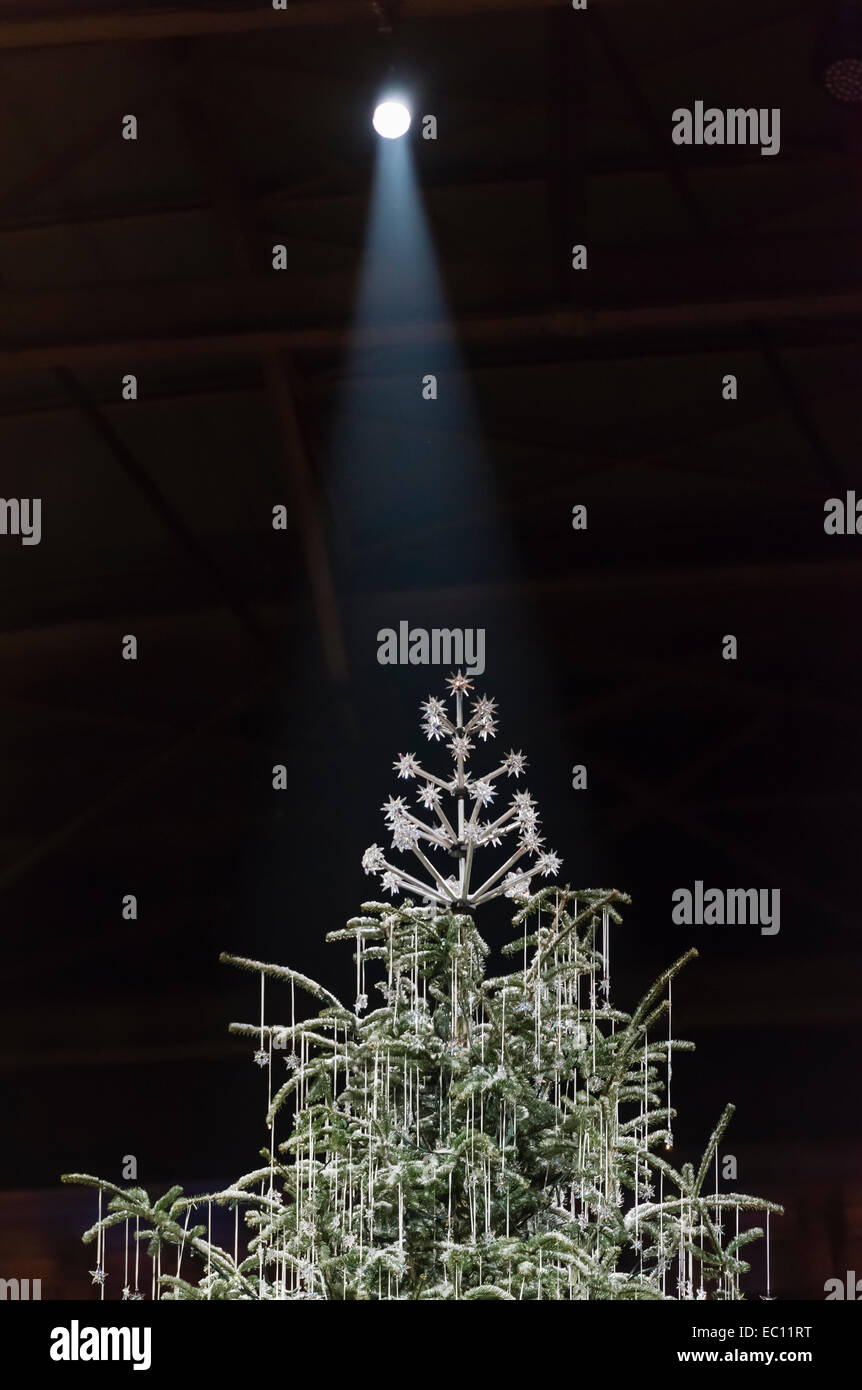 Un árbol de Navidad gigante, vestidas con Swarovski joyería, atracción  principal de Zurich, en el mercado de navidad en la estación central de  Zurich Fotografía de stock - Alamy