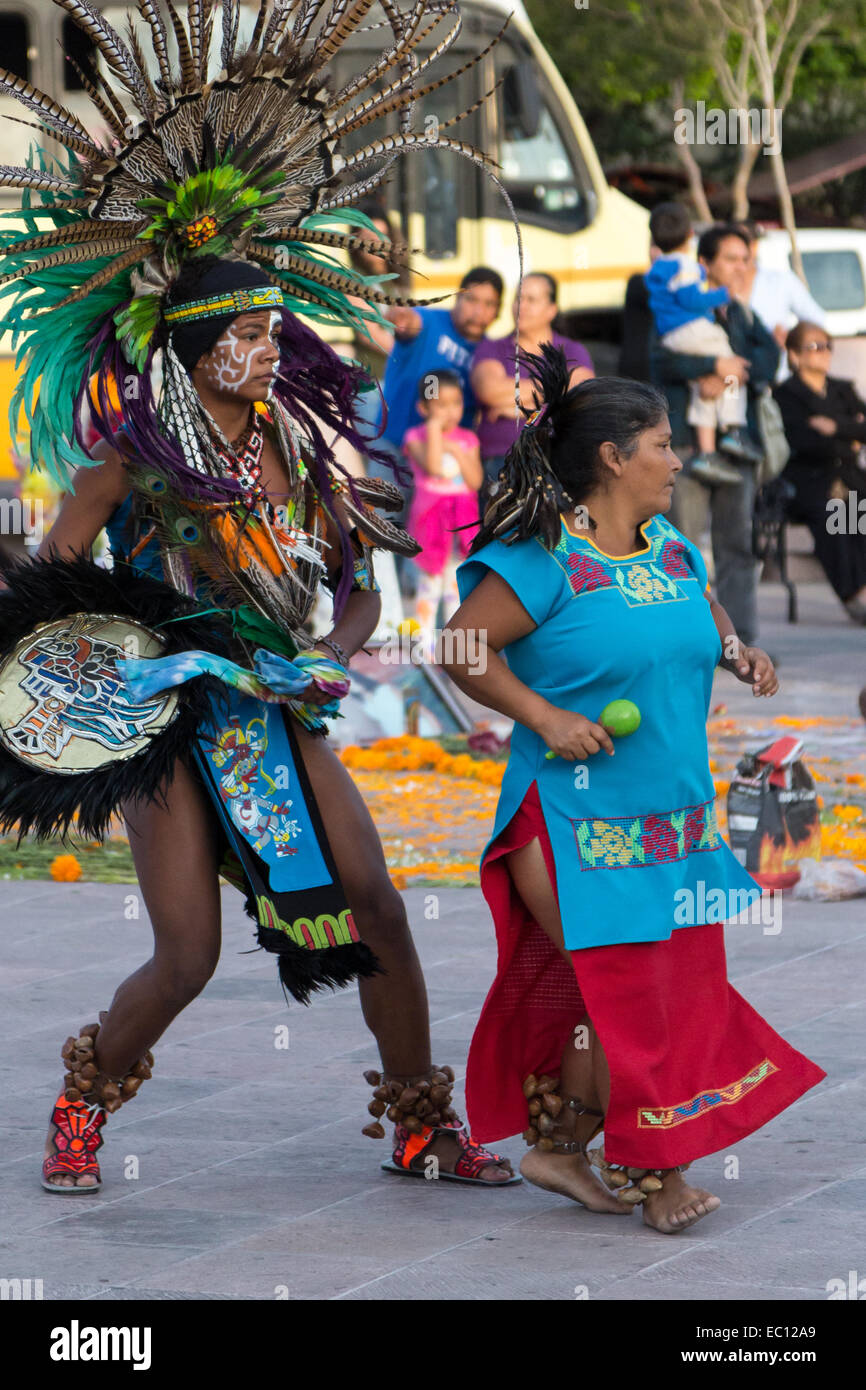 Concheros bailarines realizando una danza tradicional y la ceremonia