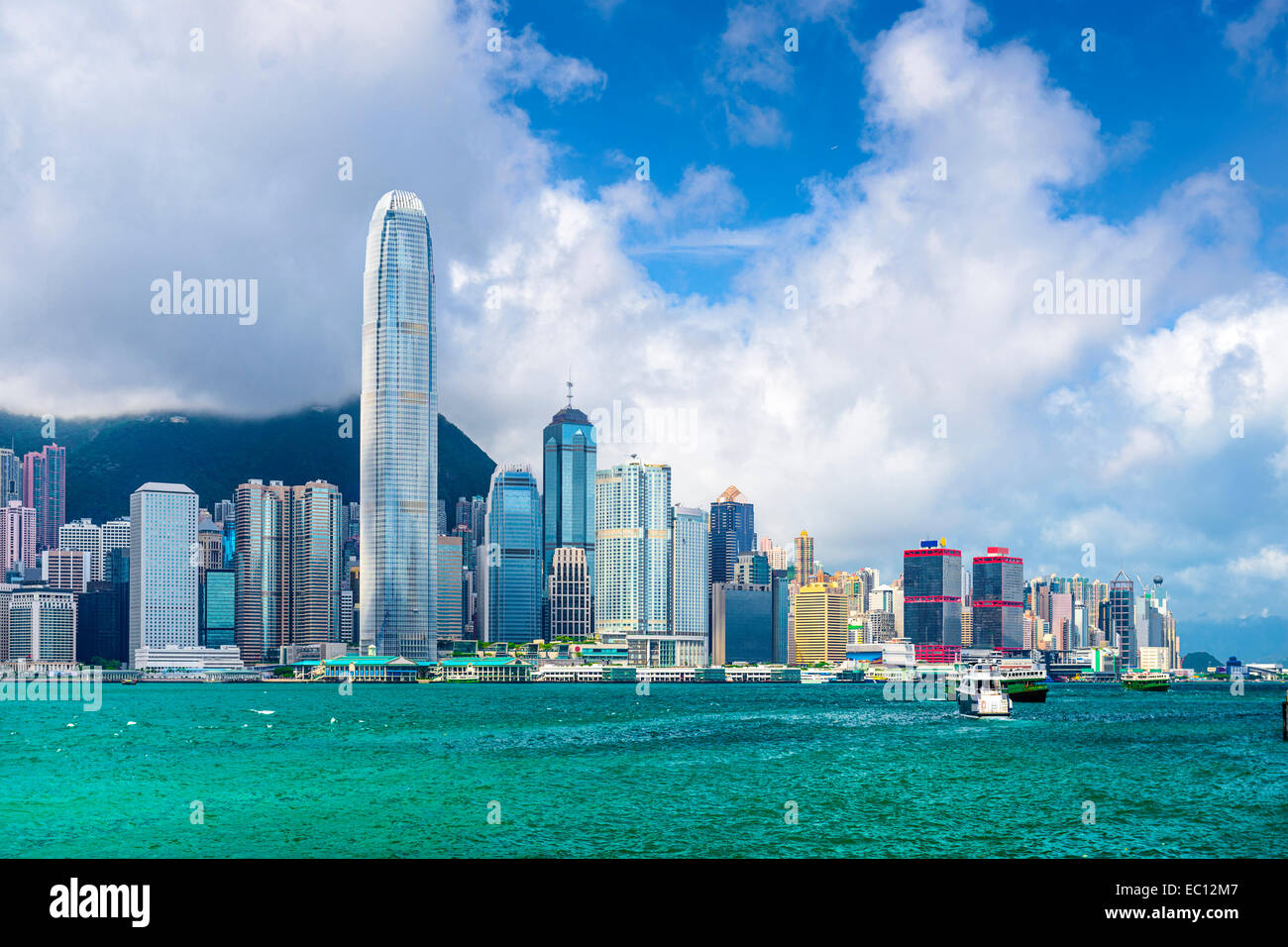 Hong Kong, China city skyline en Victoria Harbour. Foto de stock