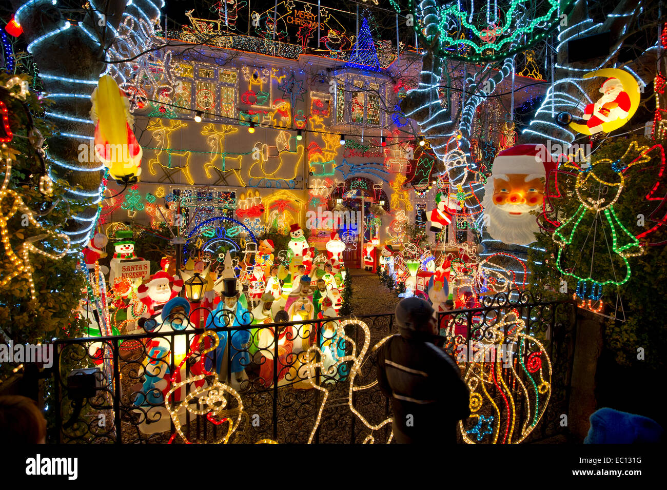 Alex Goodhind decoración de Navidad casa en Melksham,Wiltshire, UK.200.000 iluminan la propiedad cada navidad.a Foto de stock