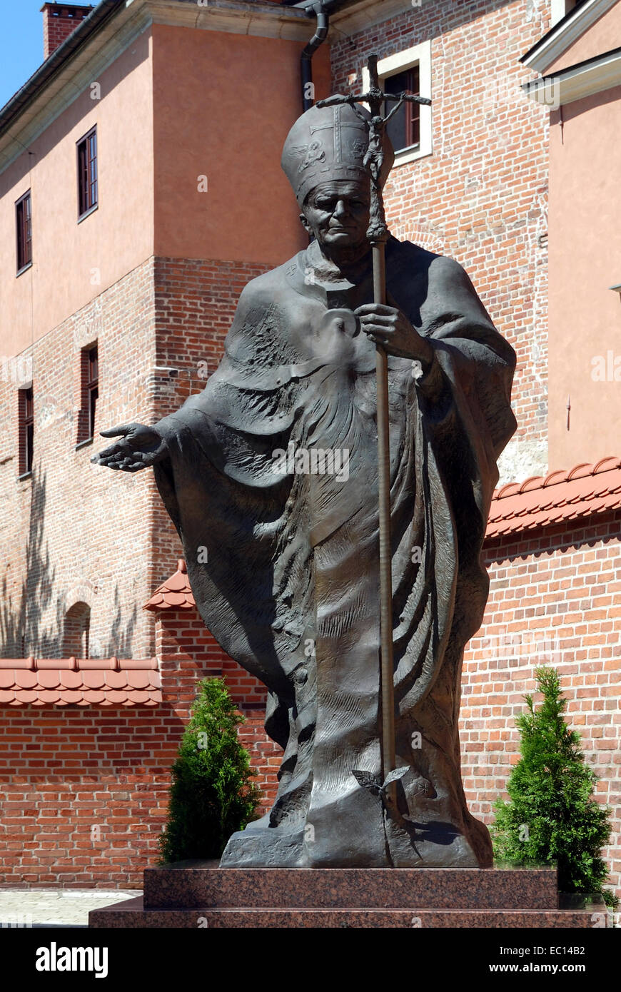 Monumento al Papa polaco Juan Pablo Segundo en el Wawel de Cracovia en Polonia. Foto de stock