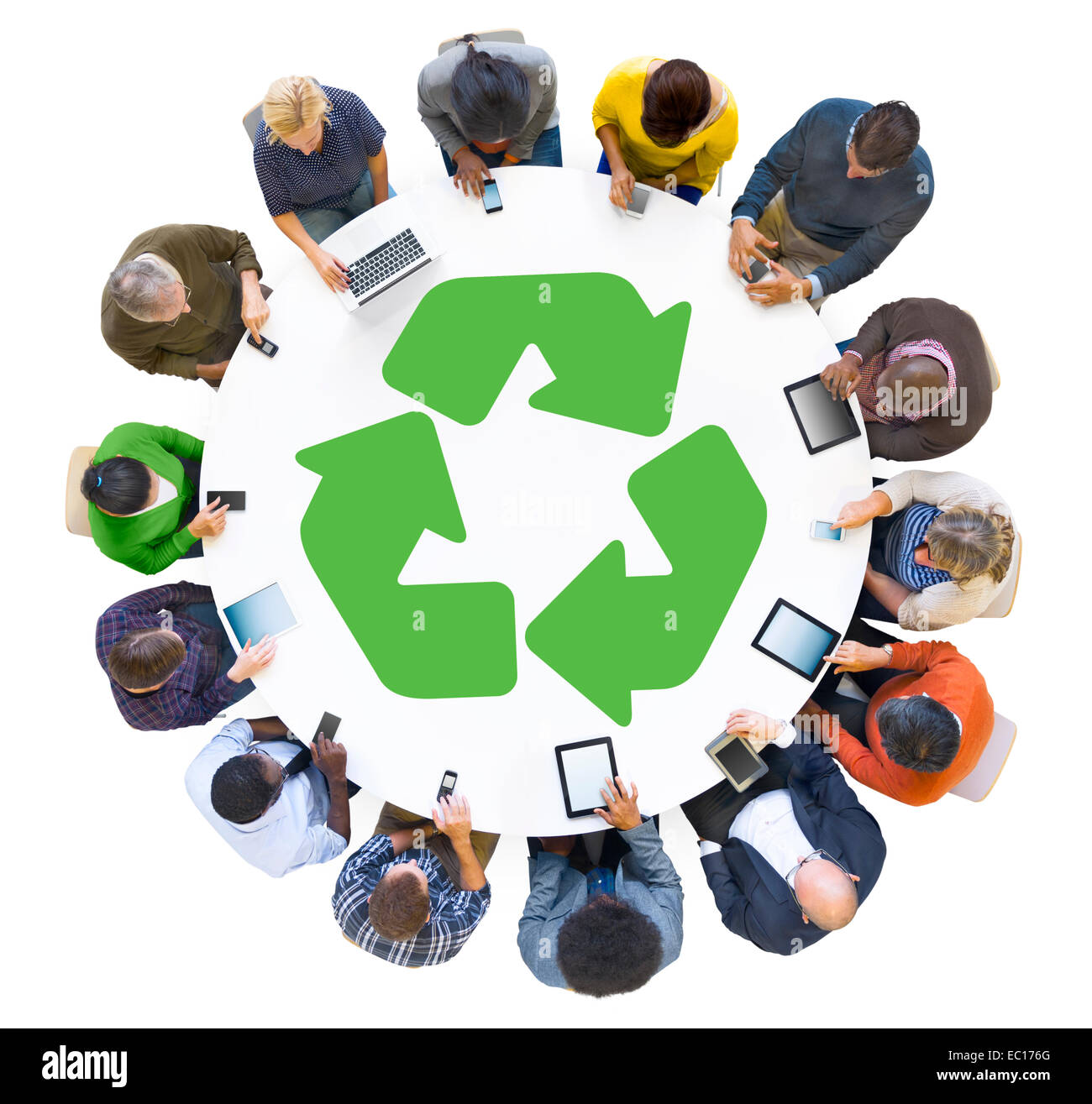 Pueblo multiétnico utilizando dispositivos digitales con símbolo de reciclado Foto de stock