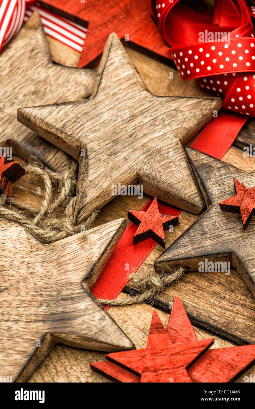 Adornos de Navidad y lazos rojos estrellas de madera con decoración de  estilo vintage Fotografía de stock - Alamy