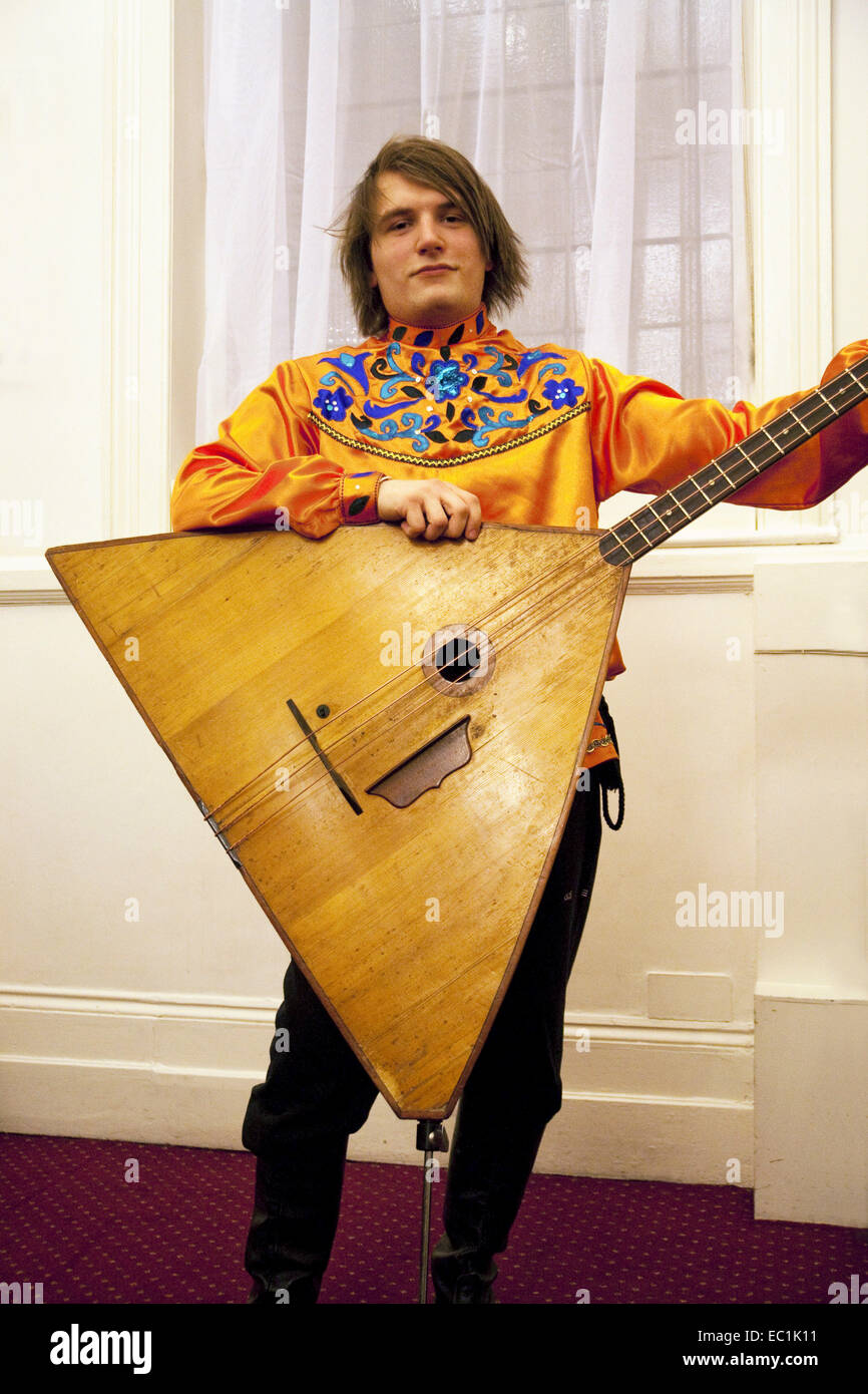 Contrabajo balalaika. La balalaika es un instrumento musical de cuerdas de  folclore ruso con un característico cuerpo triangular y Fotografía de stock  - Alamy