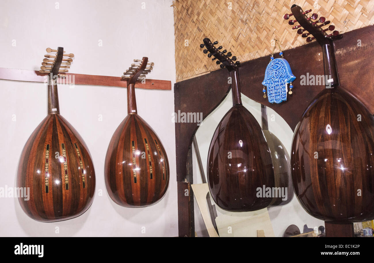 Ouds muestran en Qatar el taller del creador. Mostrando intrincados